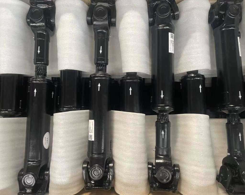 在搅拌车中，传动轴起着至关重要的作用